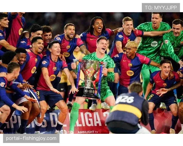 特写:终场哨响,阿斯顿维拉老将卡什与全场球迷一同庆祝欧冠区席位 特写:终场哨响,阿斯顿维拉老将卡什与全场球迷一同庆祝欧冠区席位