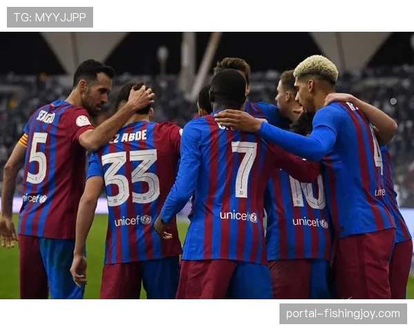 诺坎普球场草皮完成紧急修复,以迎接对阵拜仁的欧冠焦点战 诺坎普球场草皮完成紧急修复,以迎接对阵拜仁的欧冠焦点战