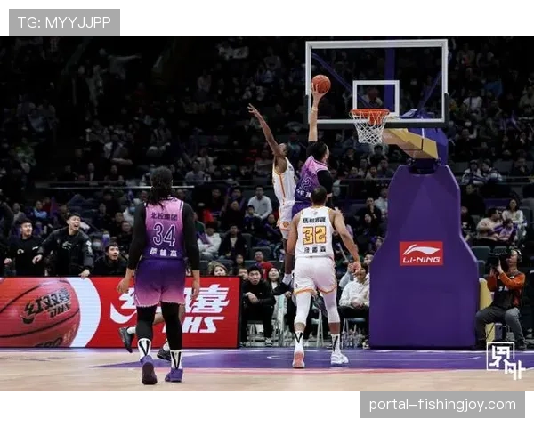 深圳对阵北控卡位战，周鹏经验丰富却出现边线球致命失误